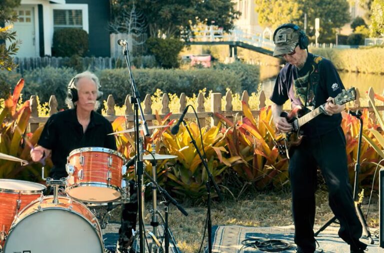 “Riders on the Storm” 2026. – Densmor i Kriger odsvirali legendarnu stvar Doorsa za fondaciju Playing for Change