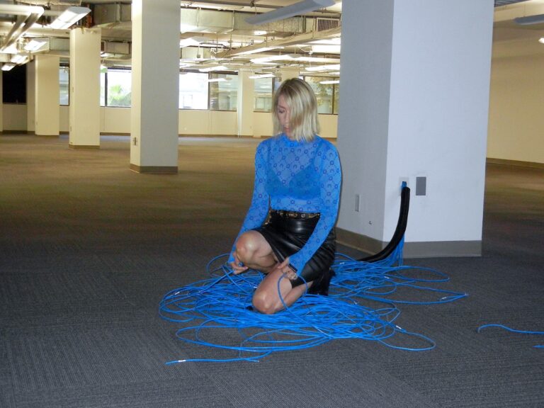 Kim Gordon objavila “Dirty Tech”, novi singl sa albuma “Play Me”