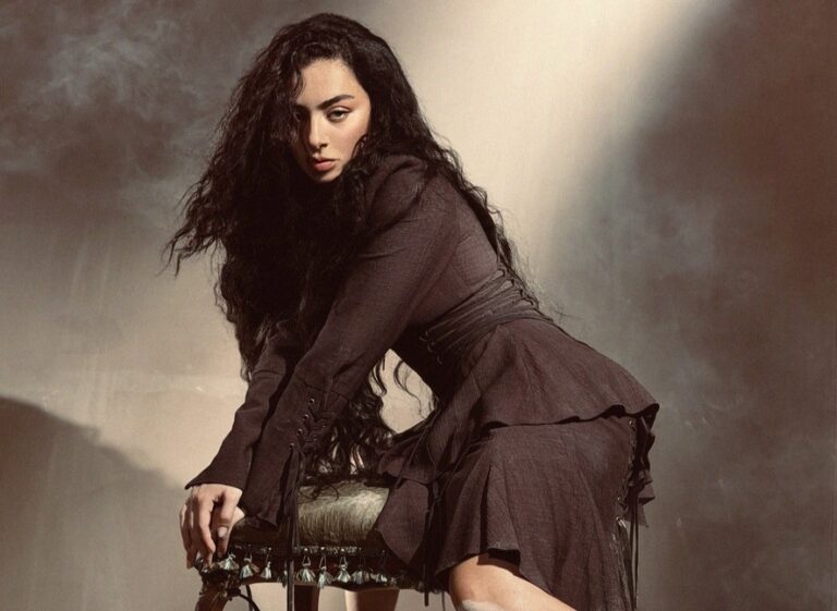 Charli XCX predstavila soundtrack album za film “Orkanski visovi”