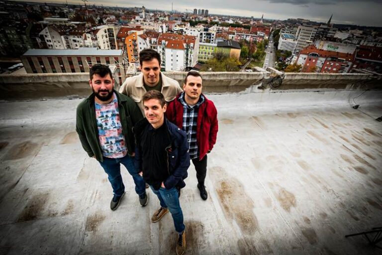 Atsronauti snimili spot za pesmu (kako drugačije) “Devojka iz svemira”…