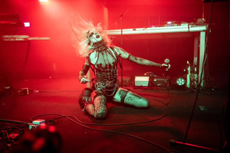 Prvi IAMX koncert u Srbiji  21. marta u Dorćol Platzu… Specijalna gošća  Aux Animaux