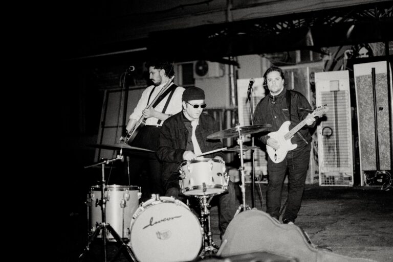 Oxajo energija sada je u boji… Beogradski bend objavio video singl “Čekam ih”