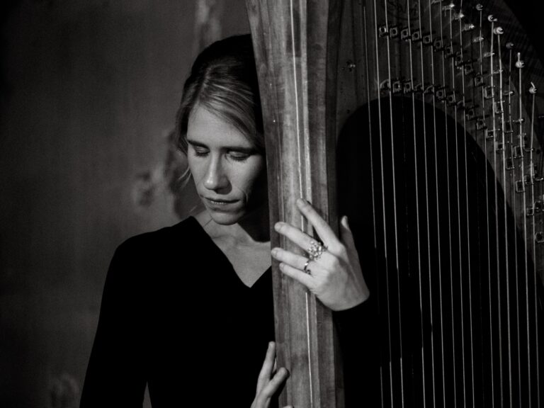 Magija underground harfe uživo: Koncert Sofije Sibinović – Harp Lady, 17. aprila u Domu omladine