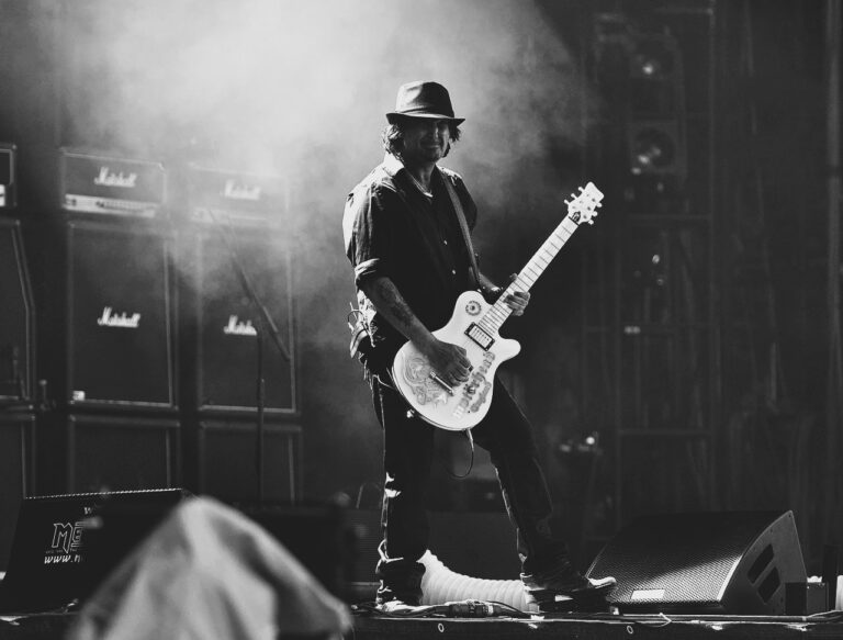Preminuo Fil Kembel, gitarista Motörheada
