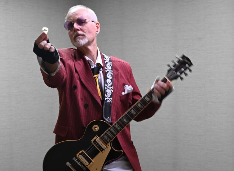 Iskrenost umesto utehe… Wax Mekanix objavio novi singl “Naked”