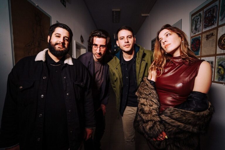 “Iz vode ka suncu” je novi video-singl sastava pliš, kao podrška UNICEF kampanji “Tako mali da bi u srce stali”