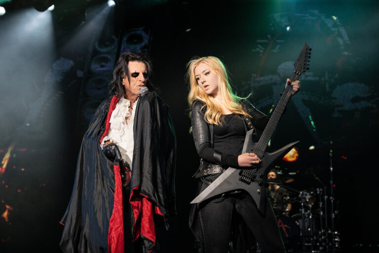 Ko je Ana Kara, gitaristkinja koja menja Nitu Štraus u bendu Alisa Kupera