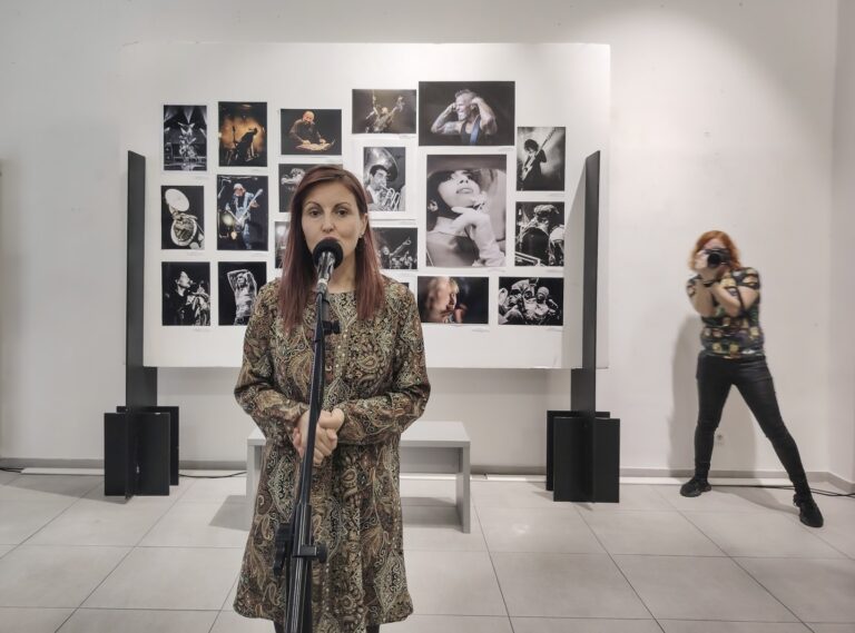 Fotke koje brišu granicu između scene i publike… Otvorena izložba koncertnih fotografija “Klečeći kadar”