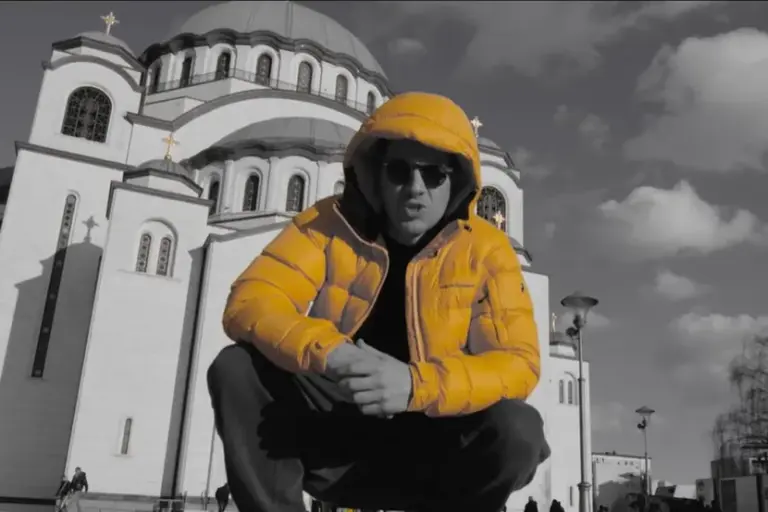 Vratio se Njezz… Viktor Savić objavio novu pesmu – poslušajte “Kamen”