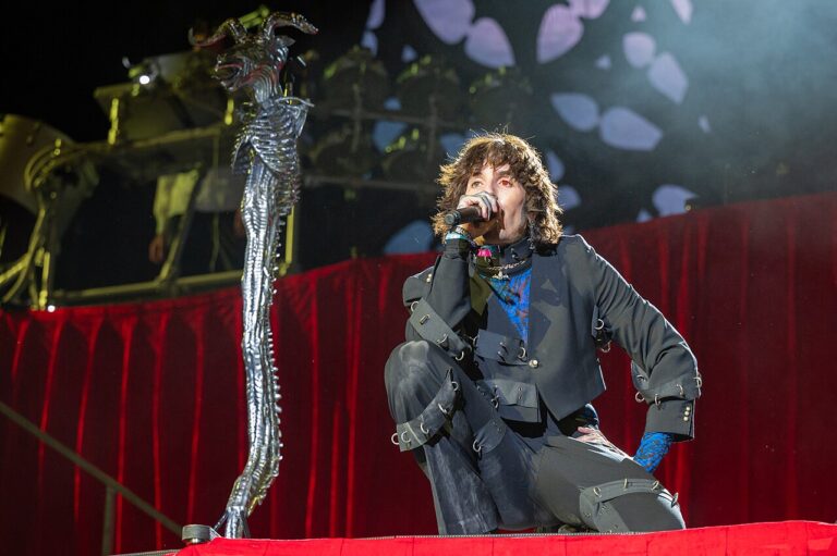 Zar smo stvarno toliko odlepili? Frontmen Bring Me The Horizon zadobio potres mozga pošto ga je fan na koncertu pogodio telefonom u glavu