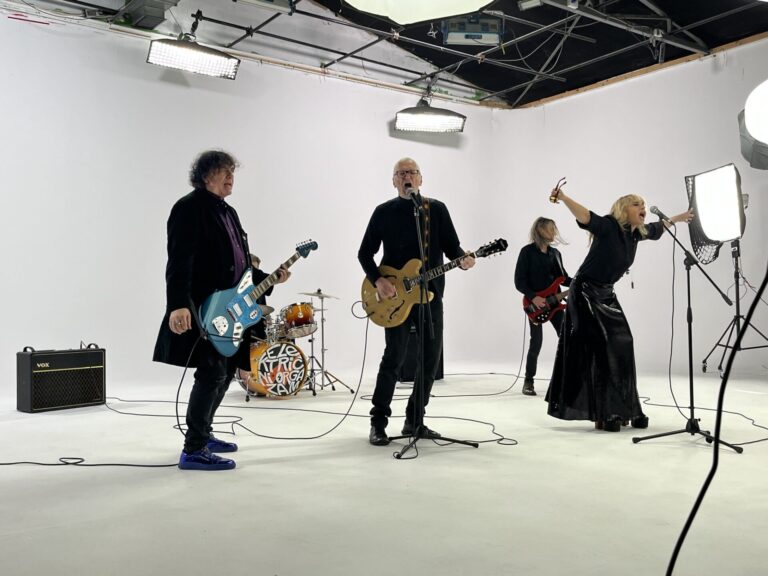Električni orgazam objavio album “U magli sjaj” i spot za pesmu “Gde je Barbara sad”, omaž filmu “Kako je propao rokenrol”…