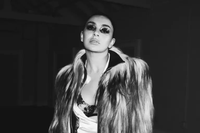 Charli XCX objavila singl “Rock Music”: Mislim da je dancefloor mrtav, pa sad sviramo rock…