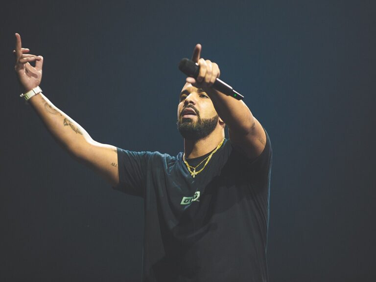 Drejk potrošio milione dolara da bi “zamrzao” CN Tower u Torontu zbog promocije albuma “Iceman”