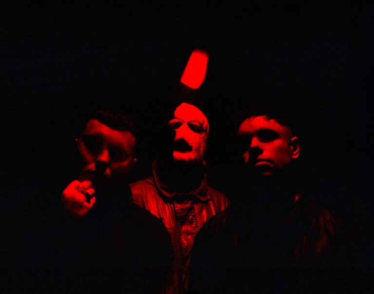 “Nestašni” Irci teraju po svom… Kneecap objavili novi album “Fenian”