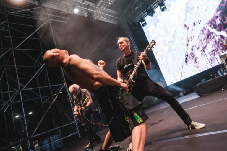 Goblini, ovde i sad… Grmljavina s bine i poruke nade na koncertu u Luci Beograd