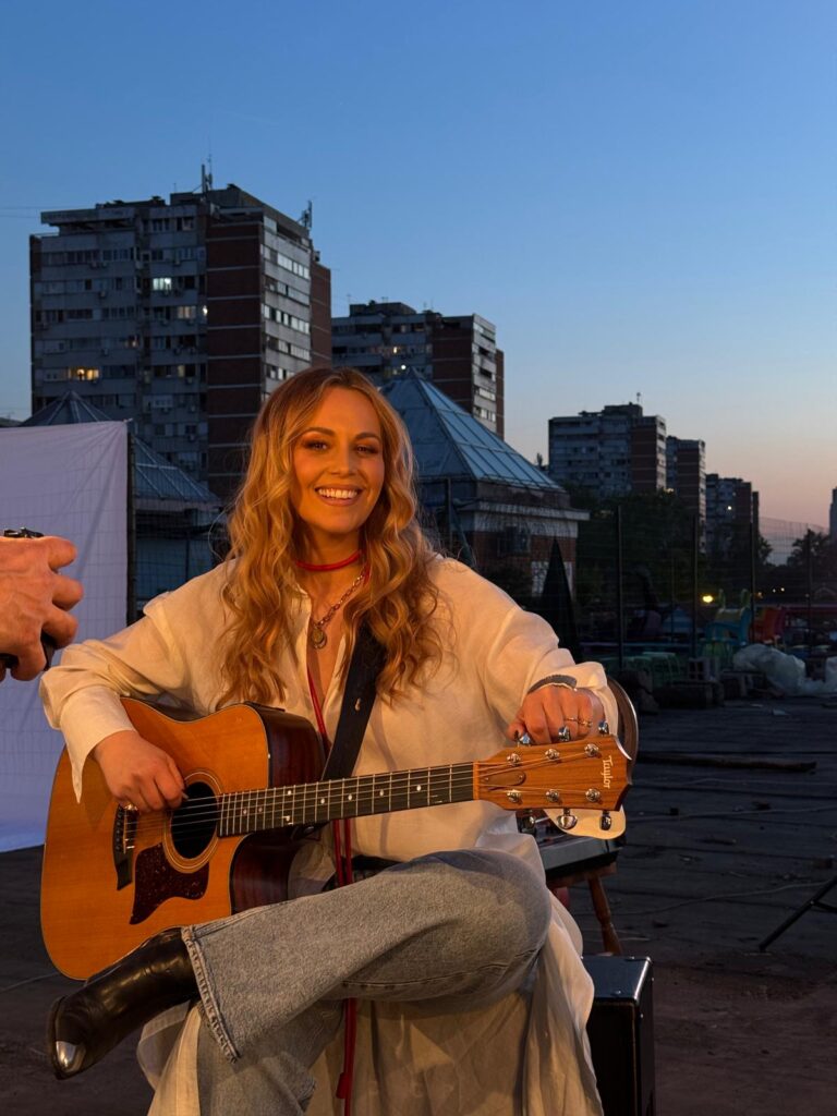 Svi smo nekad nekog čekali… Maya Sar objavila novi singl “Vrati mi ljubav”, spot režirala Ana Stanić