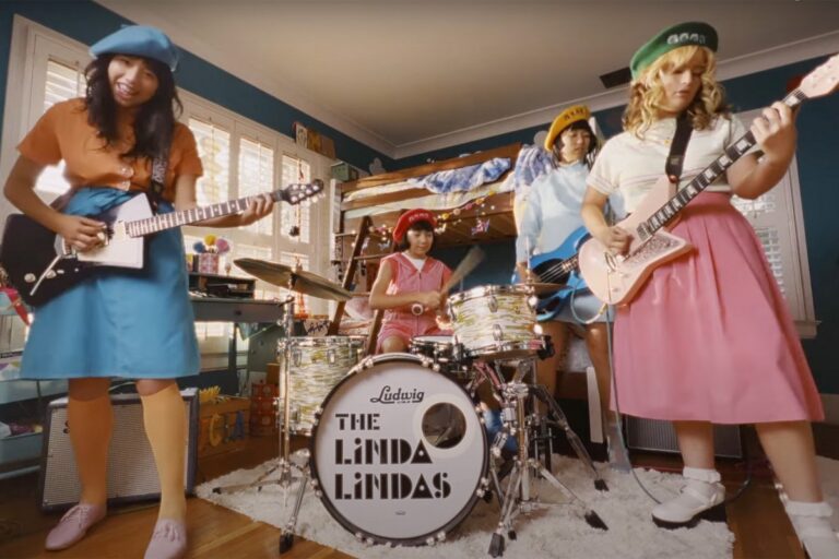 Pankerke iz Kineske četvrti završile srednju školu i otvorile novo poglavlje karijere… The Linda Lindas objavile singl “Burning Out”
