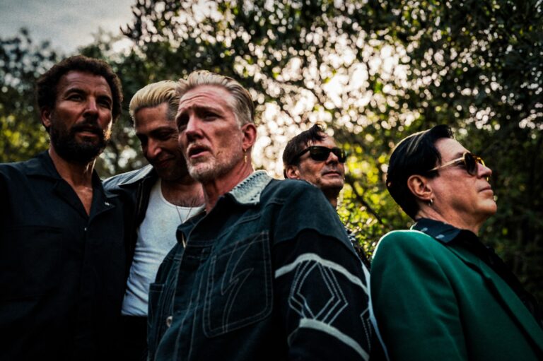 Queens of the Stone Age objavili prvu novu pesmu posle dve godine… Pogledajte spot za “Easy Street”