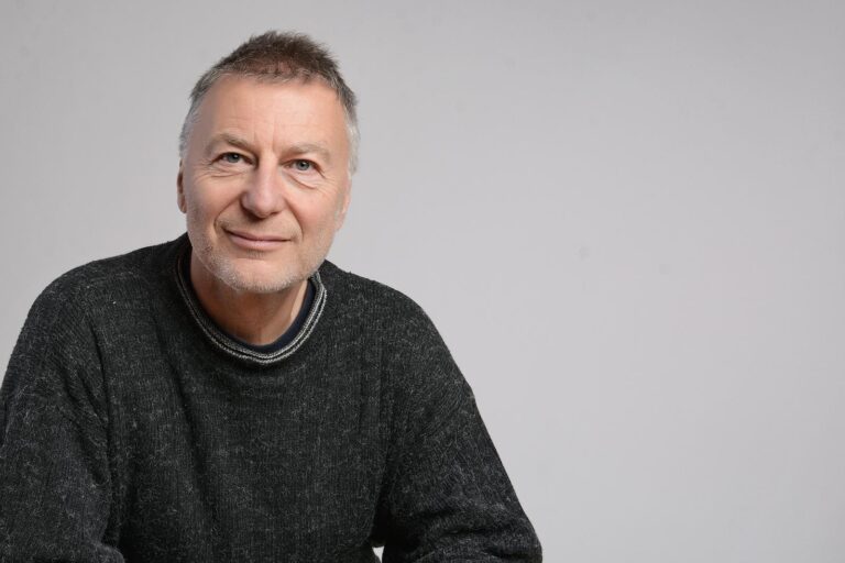 Tragedija u Kočanima ne sme da se zaboravi… Milčo Mančevski premijerno predstavlja dokumentarac “Dobri ljudi”