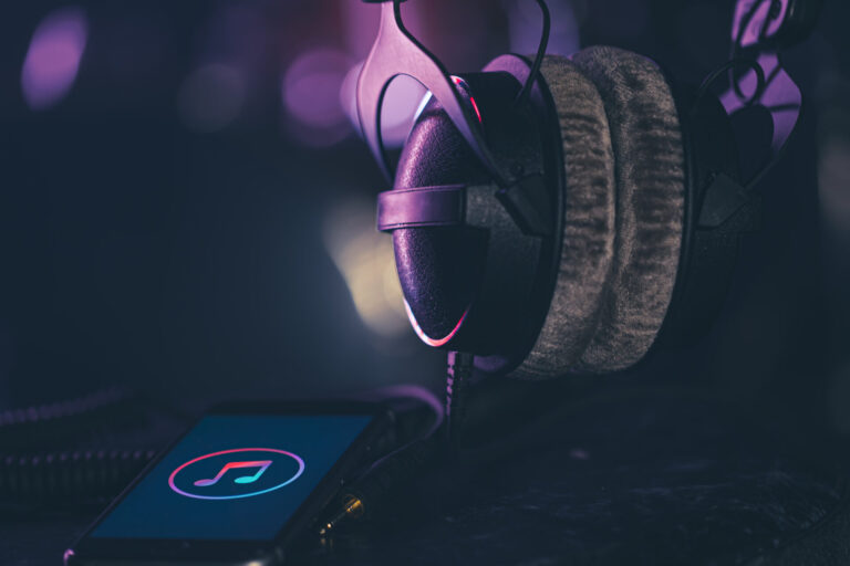 Autori gube bitku… Deezer objavio da više od polovine novih pesama na ovoj platformi stvara veštačka inteligencija
