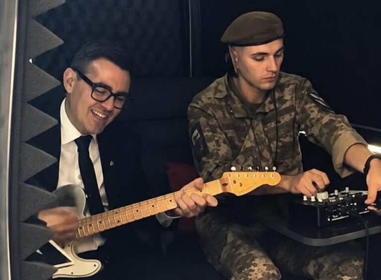 Britanski premijer u Kijevu zasvirao The Smiths… Džoni Mar: Ovo je pobeda gitare