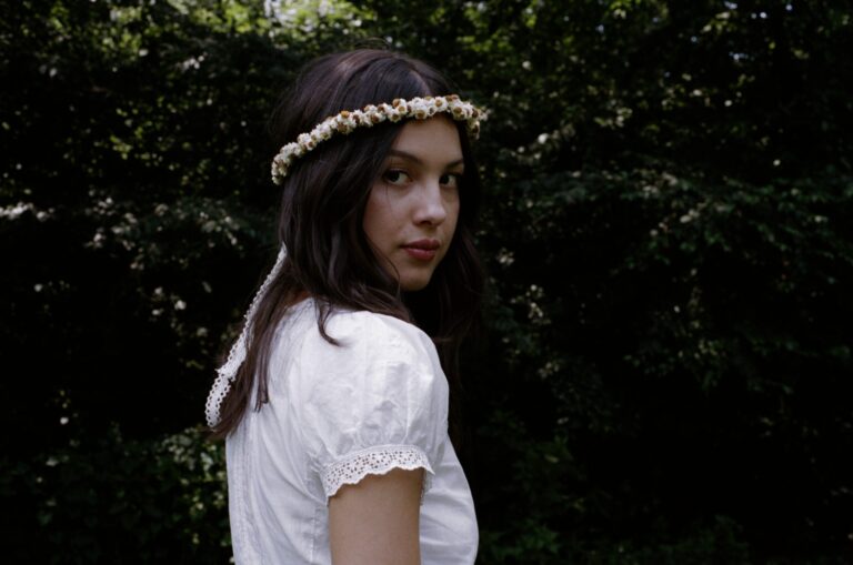 Olivija Rodrigo iznenadila novom pesmom “serena joy”… Pankerski uvod u festival Daisy Chain Fields