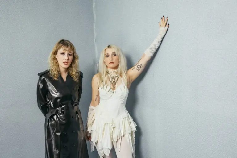 Lambrini Girls ne prave kompromise… Stiže album “No Refunds”, a za početak – “Bang Bang Bang”