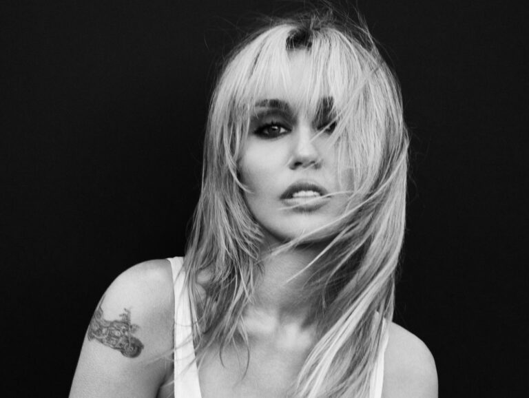 Sad je samo – Miley… Album “Bass Persuades” stiže 18. septembra, a porom koncerti u Hollywood Bowlu