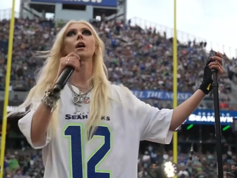Soundgarden objavili snimak koji TV publika u NFL prenosu nije videla… Tejlor Momsen za mikrofonom, Majk Mekridi na gitari