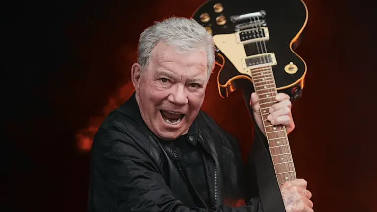 Šatner kida “Crazy Train” i sa 95… Pogledajte prvi nastup njegovog metal benda The *uckers u Čikagu
