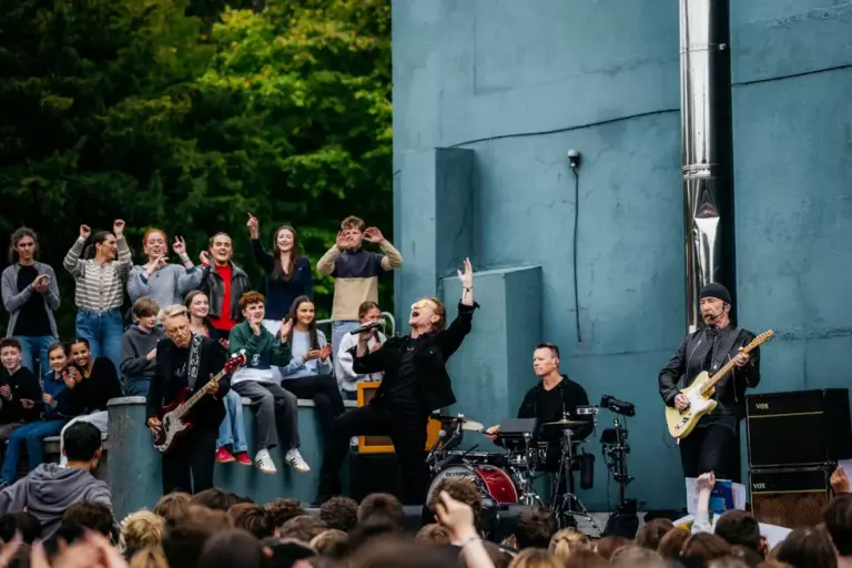 Pun krug posle 50 godina… U2 održali tajni koncert na mestu gde je sve počelo