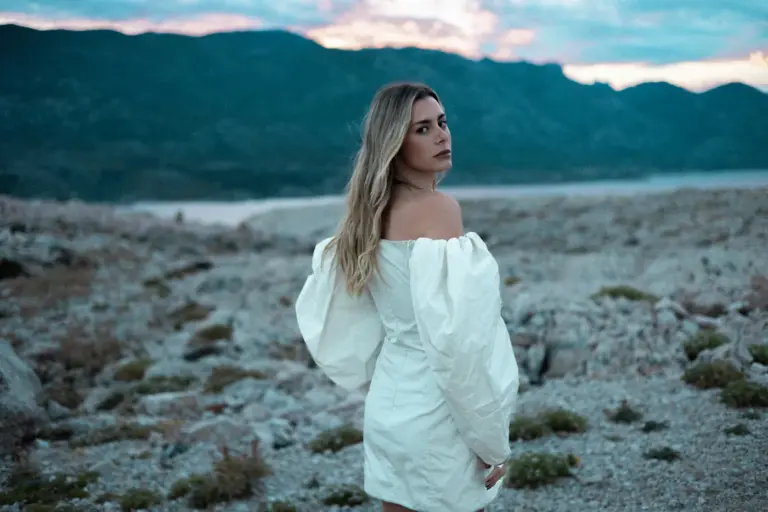 Nika Turković kao odbegla mlada… Spotom za pesmu “Nisam k’o ti” kantautorka najavila novi album 
