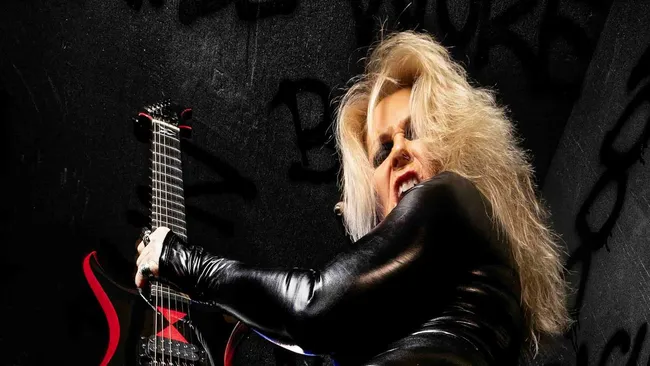 Lita Ford se vratila posle 10 godina… u povratku joj pomaže lično – “Dracula”