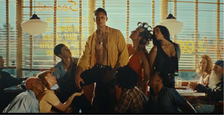 The Rolling Stones objavili spot za “Mr Charm”… U glavnoj ulozi – Aleksander Skarsgard